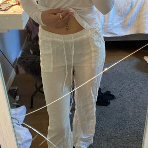 Linnebyxor - Fina linnebyxor, förlåt för skrynkliga, använt 1 gång och passar perfekt till sommaren, inte så genomskinligt på rumpan, jätte fräscha o storlek S❣️