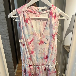 Jampsuit  - Säljer en fin jampsuit från Gina Tricot i storlek 34 , riktig skön/ saten ,  Saknas skärp / bälte, 