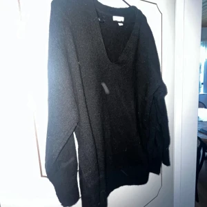 Svart stickad tröja - Stickad svart tröja. V-ringad. Endast använd några gånger. 