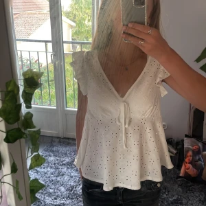 Vit blus med spetsdetaljer - Säljer en superfin vit blus i storlek xs. Säljer den då den är för stor så den är aldrig andvänd. Skriv om du har frågor och pris kan diskuteras🎀