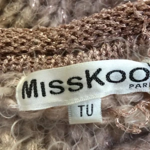 Mysigaste koftan i doft ljusrosa  - Så mjuk kofta (inte alls stickig) doft ljusrosa kofta med metallic tråd i mörkare nyans i kanten. Använd men i bra skick. Stl skulle jag säga S-L  Dyyyr i inköp! Runt 1800;-