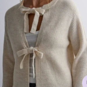 Stickad kofta - Söt Stickad kofta med knytning i fram.  Endast använd en gång.  Skriv vid fler bilder eller intresse 🤎