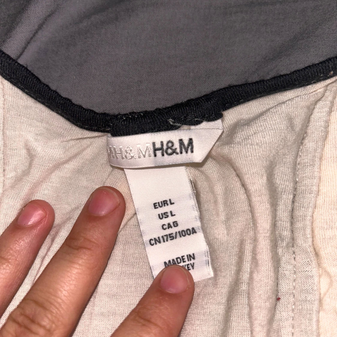 Vit topp med svarta detaljer från H&M - 91
