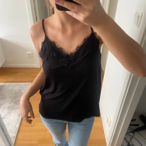 Spetslinne - Spetslinne som jag köpt på Plick, har bara använts 1 gång av mig, bra skick!