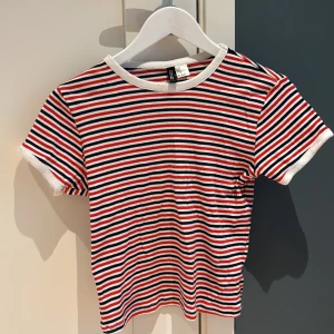 Röd-randig t-shirt från H&M - Somrig röd-randig t-shirt från H&M i skönt material, storlek S men skulle säga att den passar många andra storlekar. Tycker själv att den funkar bra i alla tillfällen, kanske till ett par blåa jeans på hösten!