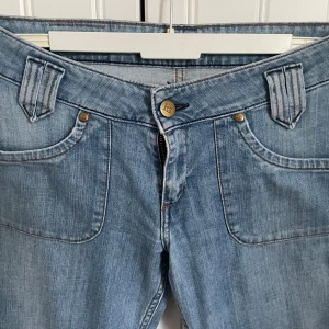 Lee Jeans - Säljer nu dessa Lee Jeans då det tyvärr är för små för mig och inte kommer till någon användning🫶🏻 Dem har en jätte fin modell på fickorna både på fram- och baksidan. De sitter tajt i bena men kan ha en utsvängd effekt om man har mindre vader.