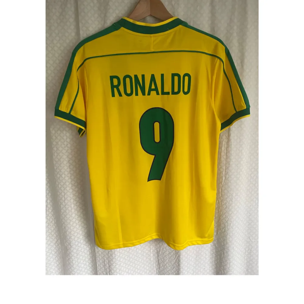 Brasilien landslag fotboll hemmatröja V-M 1998 med Ronaldo Nazario Icone på rygg . Sportswear.