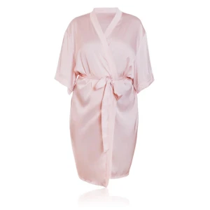 Ljusrosa kimono i satin - Säljer en superfin ljusrosa kimono i satin. Den är kort och har en knytning i midjan som ger en snygg passform. Perfekt för att känna sig lyxig och bekväm hemma eller på spa. Den har korta ärmar och en omlott-design som gör den extra elegant. Köp den nu och känn dig som en prinsessa! 💖