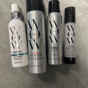 Color Wow hårvårdsprodukter - En samling av fyra hårvårdsprodukter från Color Wow. Inkluderar Dream Cocktail Coconut-Infused Leave-In Treatment (200 ml), Style on Steroids Performance-Enhancing Texture + Finishing Spray (262 ml), Extra Mist-ical Shine Spray (162 ml), och Pop & Lock High Gloss Finish (55 ml). Produkterna är förpackade i vita och silverfärgade flaskor och burkar.
