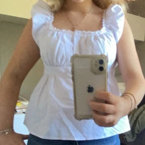 Vit topp - Söt vit topp som inte kommer till användning💕💕 gott skick. Armarna går att veckla ut så att de blir längre som en tshirt ungefär