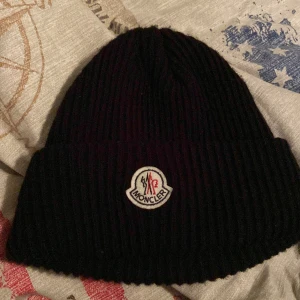 Moncler mössa - Moncler mössan är ganska liten. Men passar mig.