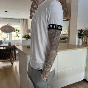 T-shirt dsquared2 - Mycket bra skick