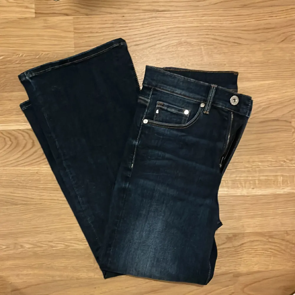 Supersnygga mörkblåa jeans som knappt är använda❤️. Jeans & Byxor.