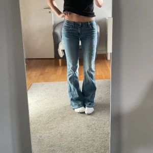 Brandy melville jeans - Säljer dessa fina lågmidjade bootcut jeans från brandy melville! Dom är i bra skick och är super fina, säljer dom pga att dom inte används längre. Dom är one size enligt brandy melville men dom passar mig som är 170 cm och brukar ha stl S/M💗
