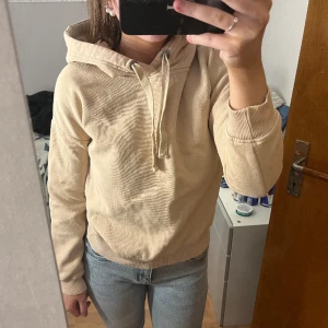 Hoodie  - Beige fin och skön hoodie som blivit använd fåtal gånger. Inte sönter på nått ställe och inga fläckar syns till på den. 💗