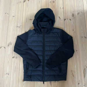 Woolrich Hyprid jacka  - Säljer min Woolrich hybrid jacka! Perfekt till våren. Använd endast 2-3 ggr. Nypris 4000:- Säljer då jag har växt ur, köpt i november 2023