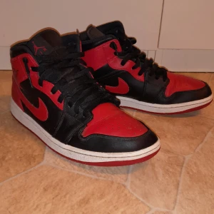 Nike Air Jordan 1 Mid - Använda, så inte nyskick, men bra begagnat skick. Inga större skavanker alls. Stl 44,5 Nypriset var 2990:-  Tyvärr ingen originalkartong kvar.
