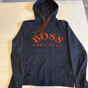 Hugo Boss hoodie  - En hugo boss hoodie i bra skick. Storlek XS (skulle nog passa någon med storlek S) 🫧Skriv vid funderingar🫧
