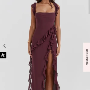 House of CB klänning  - Säljer denna otroliga klänning då den tyvärr va för liten för mig. Den formar verkligen kroppen jättefint! Helt i nyskick, endast testad. Köpte den för 2600+ frakt på 200🩷 Exklusive frakt 💕