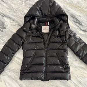 Moncler bady  - Hej säljer denna moncler bady jackan den är i nyskcik och använd varsamt den är äkta med scanner och qr kod hör gärna av dig vid intresse vid snabbaffär går priset att diskuteras!