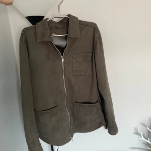 Grå/mörkgrön overshirt - Säljer min overshirt i storlek S  som jag köpt på Volt, nypris 1499, kan sänka priset vid snabbaffär