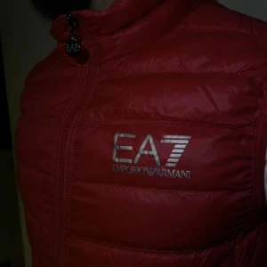 Inget fast pris endast prisförslag  - Armani väst, använd fåtal gånger !