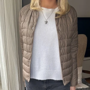 Dunjacka från Uniqlo - Säljer min skitsnygga dunjacka från Uniqlo! Köpte för cirka 1 år sen för nypris 700 och har inte använt så mycket. Jackan har använts men har inga synliga defekter! Den är beige/ljusbrun!🤎🤍Passar mig perfekt och jag är 1,63!