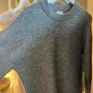 Stickad tröja  - Säljer min fina stickade tröja från hm då den inte kommer till användning❤️