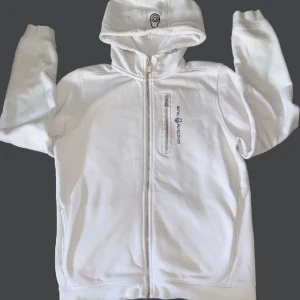 Sail racing Zip Hoodie  - En nästan helt oanvänd Sail Racing Zip Hoddie som jag nu säljer då den inte kommer till användning, det är bara o skriva angående frågor eller funderingar! OBS: pris kan diskuteras!