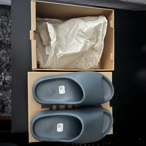 Yeezy slide - Slate marine köpt på adidas CONFIRMED helt nya aldrig använda 