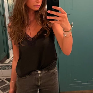 Svart spetslinne - Säljer detta svarta spetslinne från mango❤️ jättefint skick