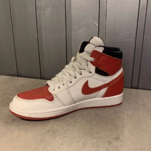 Air Jordan 1 Retro High OG Heritage - Köpta för 2 200kr, använda men i är bra skick. För fler bilder eller svar på andra frågor skriv privat :) 