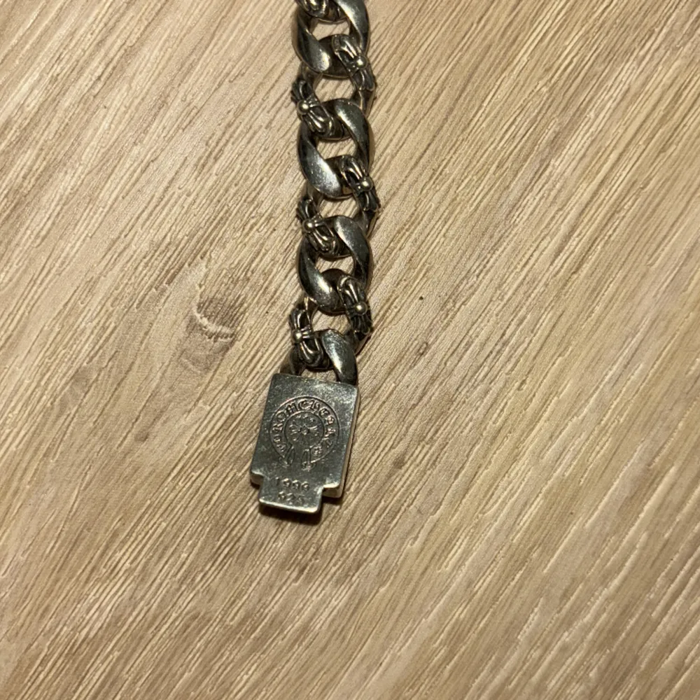 Silver chrome hearts armband jag hittade i Tokyo. Ganska litet (ca 19,5cm) så mät armen innan du köper. Priset är prutbart.. Accessoarer.