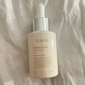 Caias nya scalp serum! Aldrig använd bara öppnad förpackning. Fick den i Caias julkalender men har aldrig hittat en använd för produkten. 💖Produkten skapar en hinna på själva förpackningen men är inte svamp eller mögel!