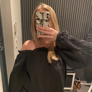 Off shoulder blus - Superfin svart blus som inte längre kommer till användning, syns lite i färgen att den är använd💞
