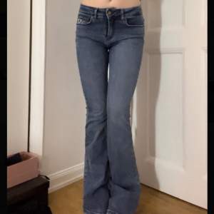 Blåa flare jeans från Lois, w26 l32. Nyskick, helt oanvända! Originalpriset på de är ca 1700. Jag är 166 cm lång💕