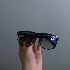 Rayban Boyfriend - Tja, säljer dessa feta glajjor nu inför våren/sommaren. Inköpta i somras för 1600kr på nk. Säljs för 999kr, skick 9/10! KVITTO FINNS! Tveka inte på att skriva om ni har några frågor elr funderingar! Pris går att diskutera vid snabb affär!