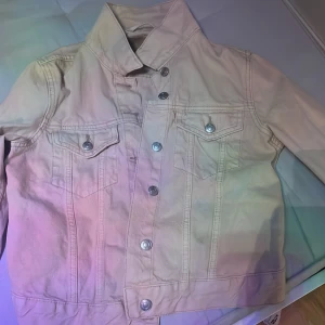 Jeans/skinnjackor - Säljer just nu mina jackor oanvända och jätte fina! 30kr styck Hämtas upp i bredsand Sundsvall!