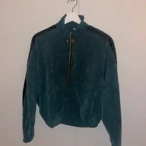 Använd grön sweatshirt i velour material.  Storlek XL (liten XL passar även L och M Märke oklart finns ingen lapp.