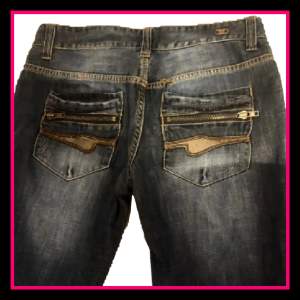Säljer dessa skitsnygga jeans då dem är lite tighta i midjan för mig. Fint skick! Storlek W32 (midja: 34cmx2) L34 (innerbenslängd: 83cm) skriv gärna vid frågor eller fler bilder!💗
