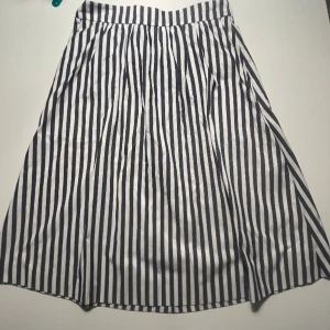 Skön kjol i stl S från Bondelid  - Bra skick. Blåa och vita ränder. Mycket måttligt använd. Når till knäna på mig som är 167cm lång. Nypris 699kr. 
