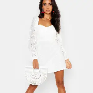Jättefin vit klänning 🩷 Endast testad men var tyvärr för liten så därför säljer jag den, perfekt nu inför studenten 🩷💓🙌🏼