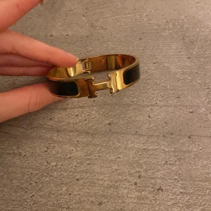 Armband  - Säljer detta armbandet används inte längre. Inte äkta. 250kr