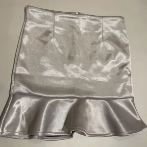 Sötaste kjolen - Nu säljer jag denna söta kjolen som man kan ha som kjol men ÄVEN som topp! Den har små fläckar på baksidan men inget man tänker på eller märker! Den är i siden och jag säljer pga att den inte används❤️