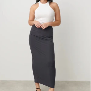 Soft touch ruched long skirt från gina tricot - En superfin långkjol från Gina tricot i storlek xs, endast använd 1 gång💗 