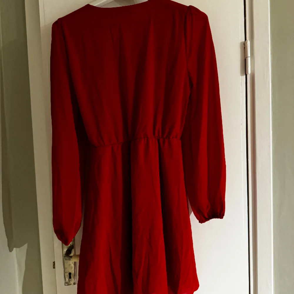 Sjukt söt röd kort klänning från Nelly! Jätte bekväm och sitter fint på kroppen. Använd 1 gång 💞💞. Klänningar.
