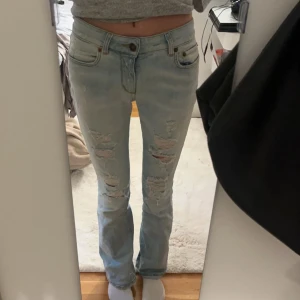 Ljusblåa jeans - Säljer dessa skit snygga lågmidjade och bootcut jeans från reign italia, köpta för 1995kr på raglady by Tara! Jag är 164cm och passar mig perfekt i längden, midjemått ca 70-75-80cm