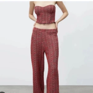 Rött set från Zara  - Populärt rött set från Zara. Köpt år 2022 men använt Max 3 gånger 💞  bra i skick! Säljer både byxorna och toppen tillsammans 😃