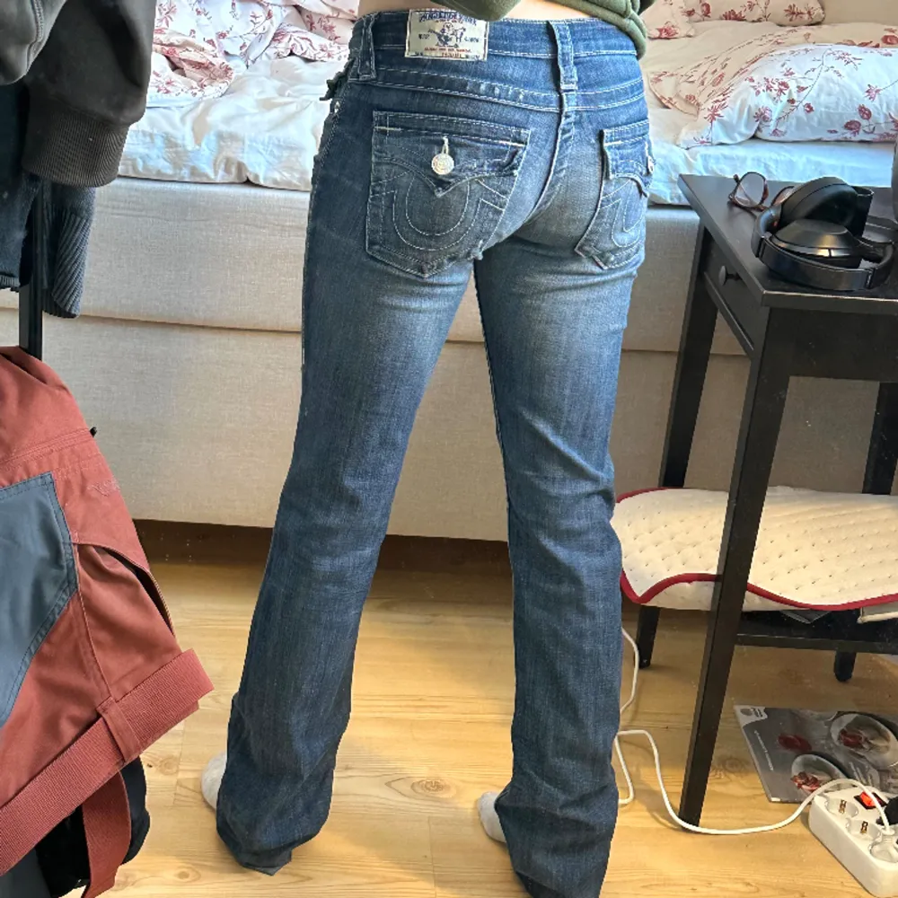 Säljer ett par jättefina lågmidjade raka True Religion jeans i storlek W25 så passar XS, fint skick, väldigt populära och svåra få tag på från 2000-talet, slitningarna är i modellen så är inte gjorda efter köp, priset kan diskuteras 😊. Jeans & Byxor.