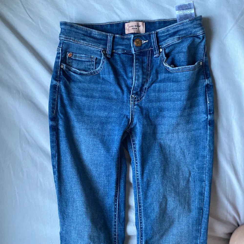 Jättesnygga jeans säljer för att jag inte har använt dom, är som helt nya, använt dom kanske Max 1-2 gånger, färgen är jättesnygg och älskar verkligen hur dom ser ut . Jeans & Byxor.